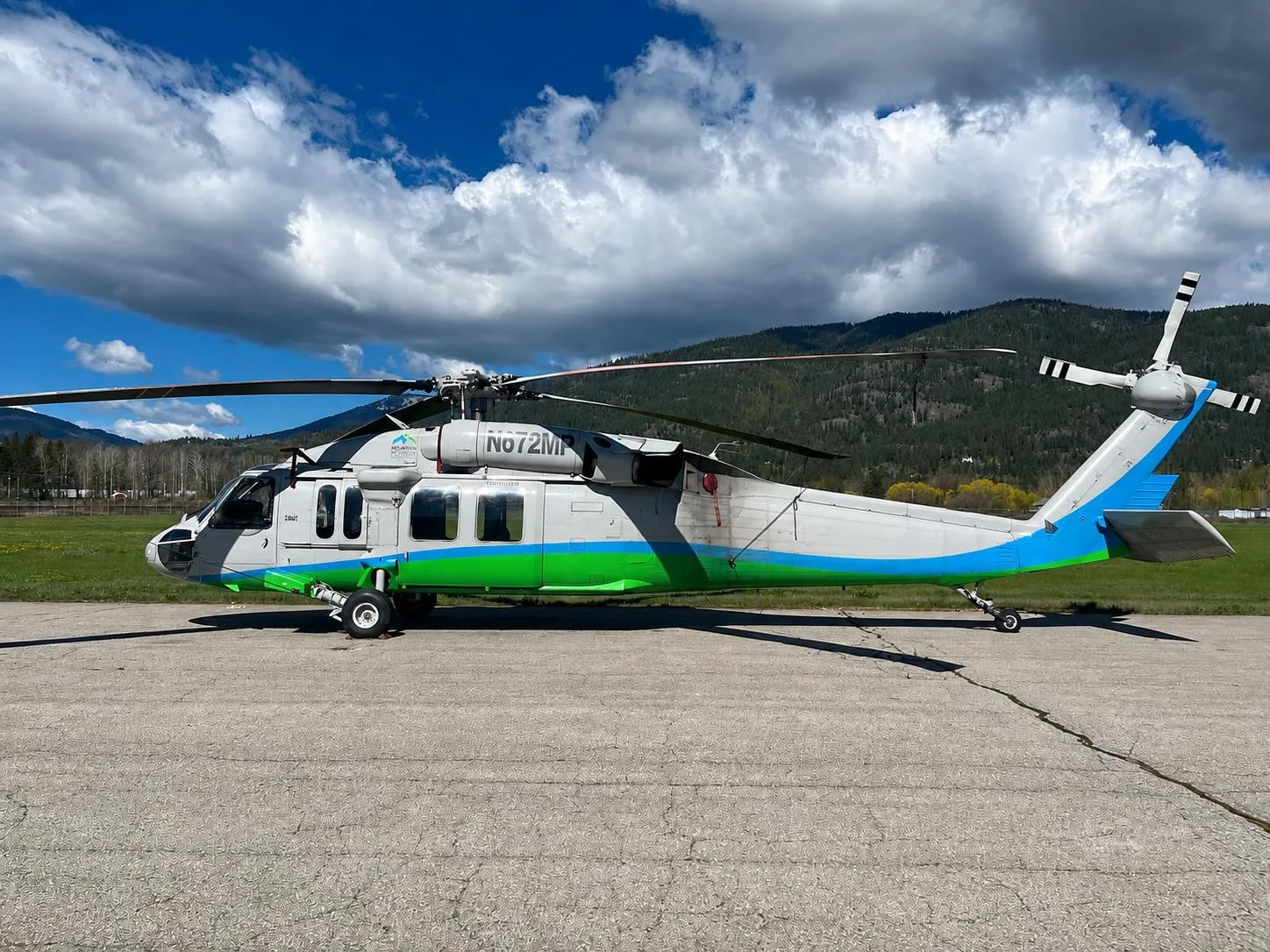 Exterior view of a 1987 SIKORSKY UH-60A BLACK HAWK.