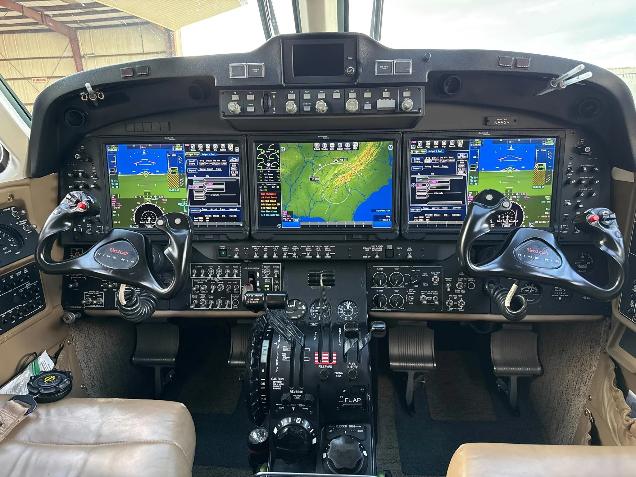 Cockpit and instrument panel of a 2018 BEECHCRAFT KING AIR 350I.