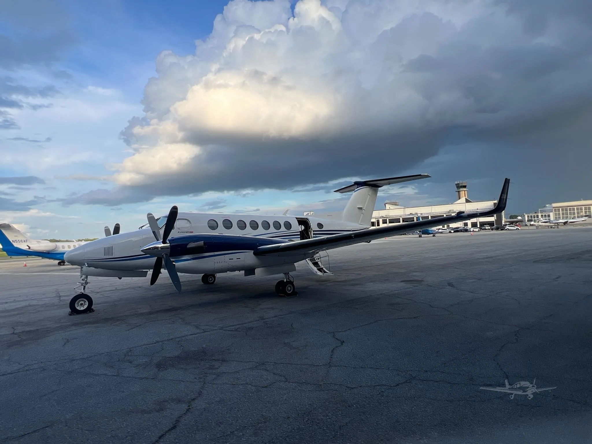 Exterior view of a 2018 BEECHCRAFT KING AIR 350I, N88XS.