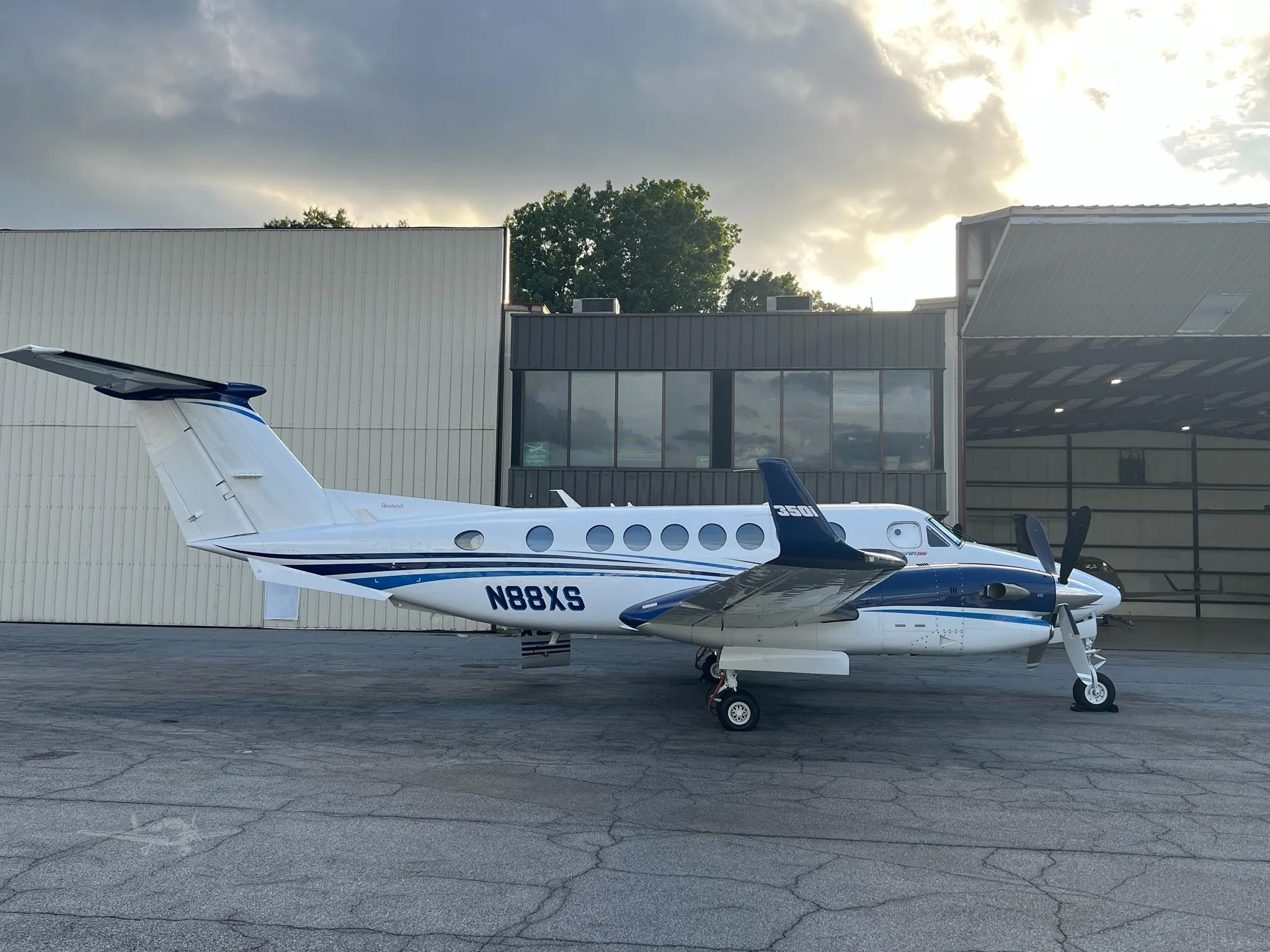 Exterior view of a 2018 BEECHCRAFT KING AIR 350I, N88XS.