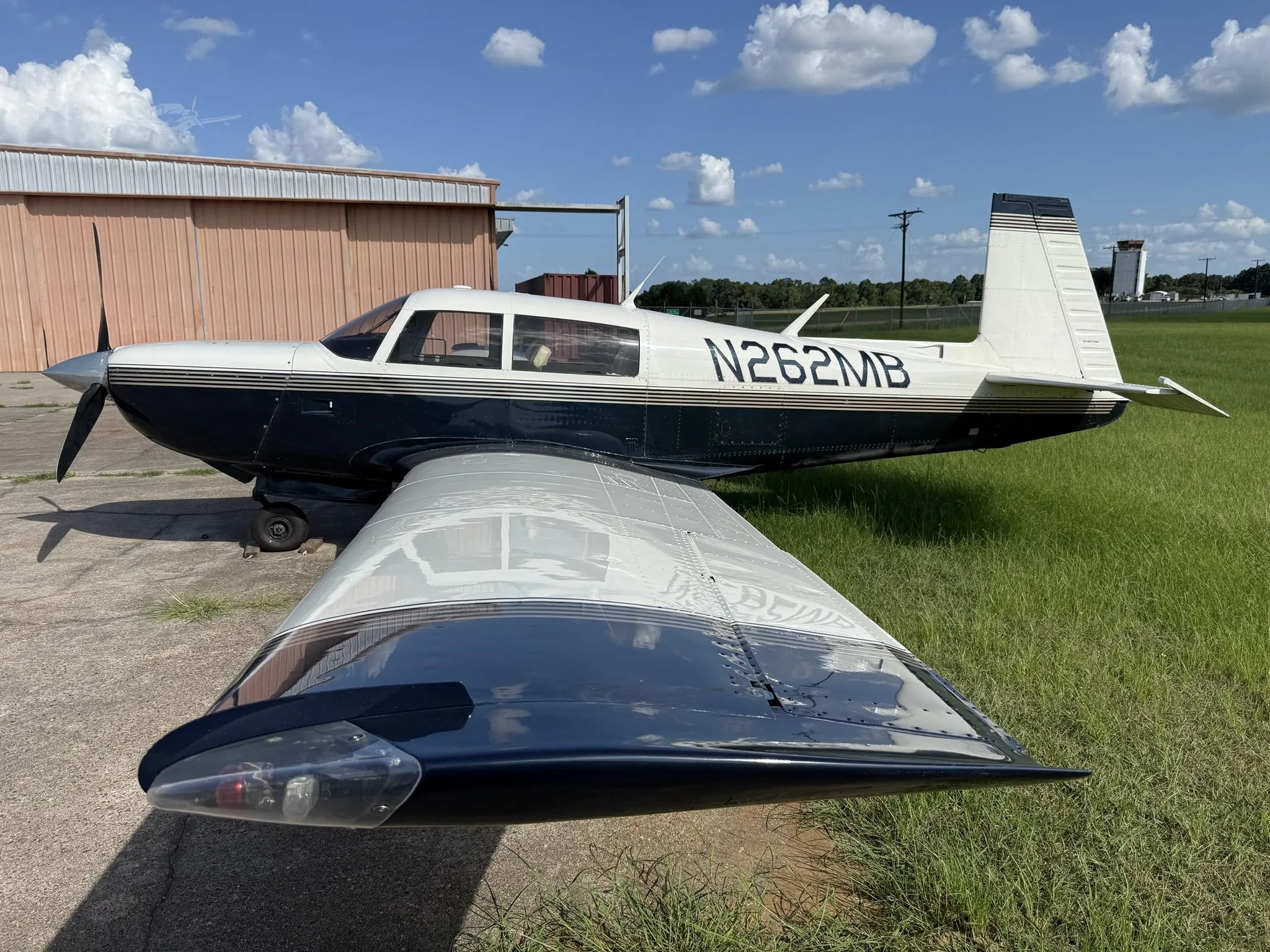 Exterior view of a 1982 MOONEY M20K 231SE, N262MB.