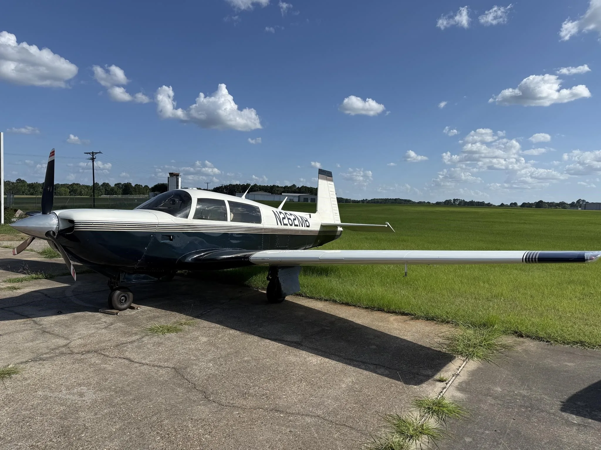 Exterior view of a 1982 MOONEY M20K 231SE, N262MB.