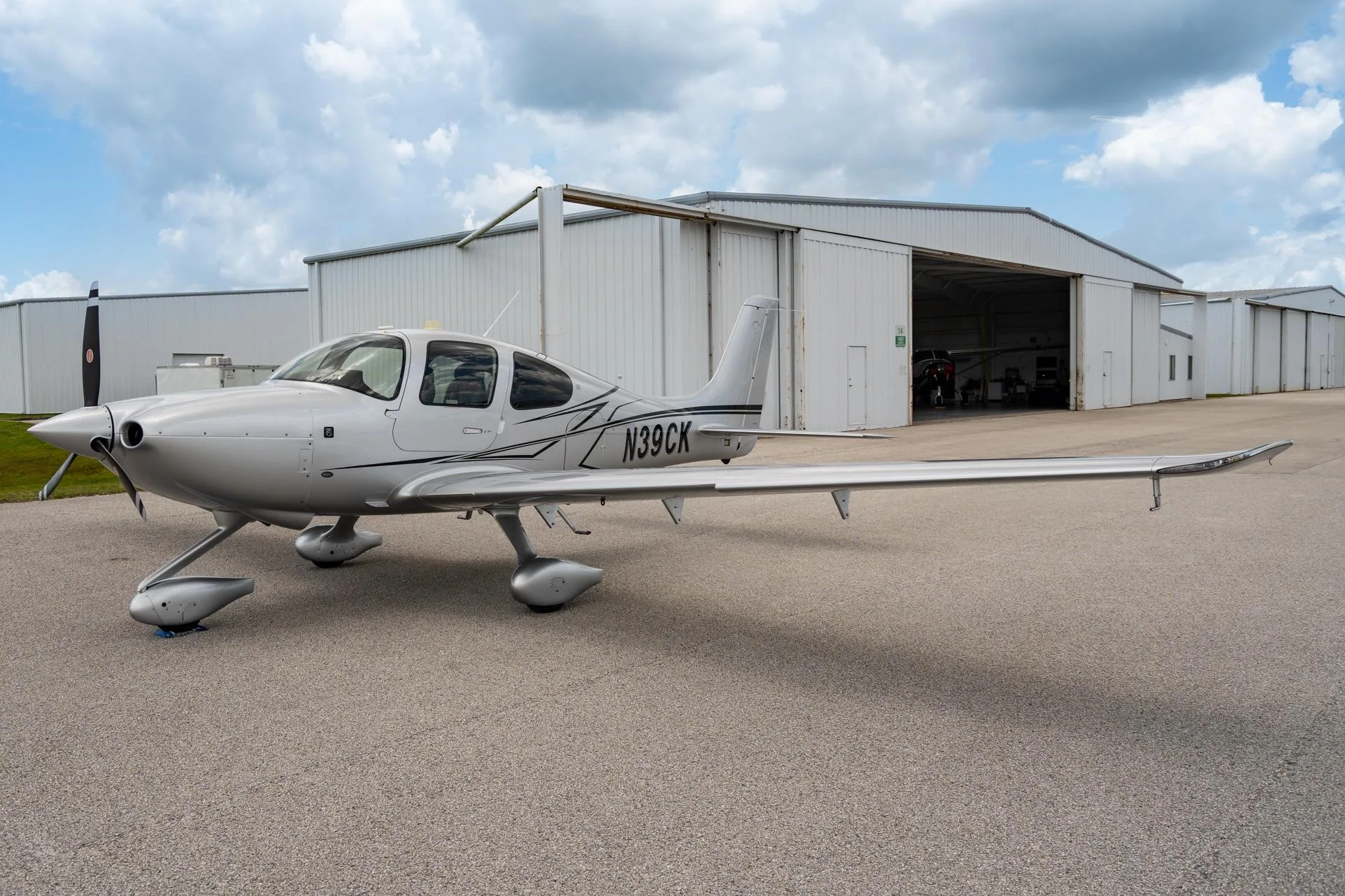 Exterior view of a 2024 CIRRUS SR20-G7, N39CK.