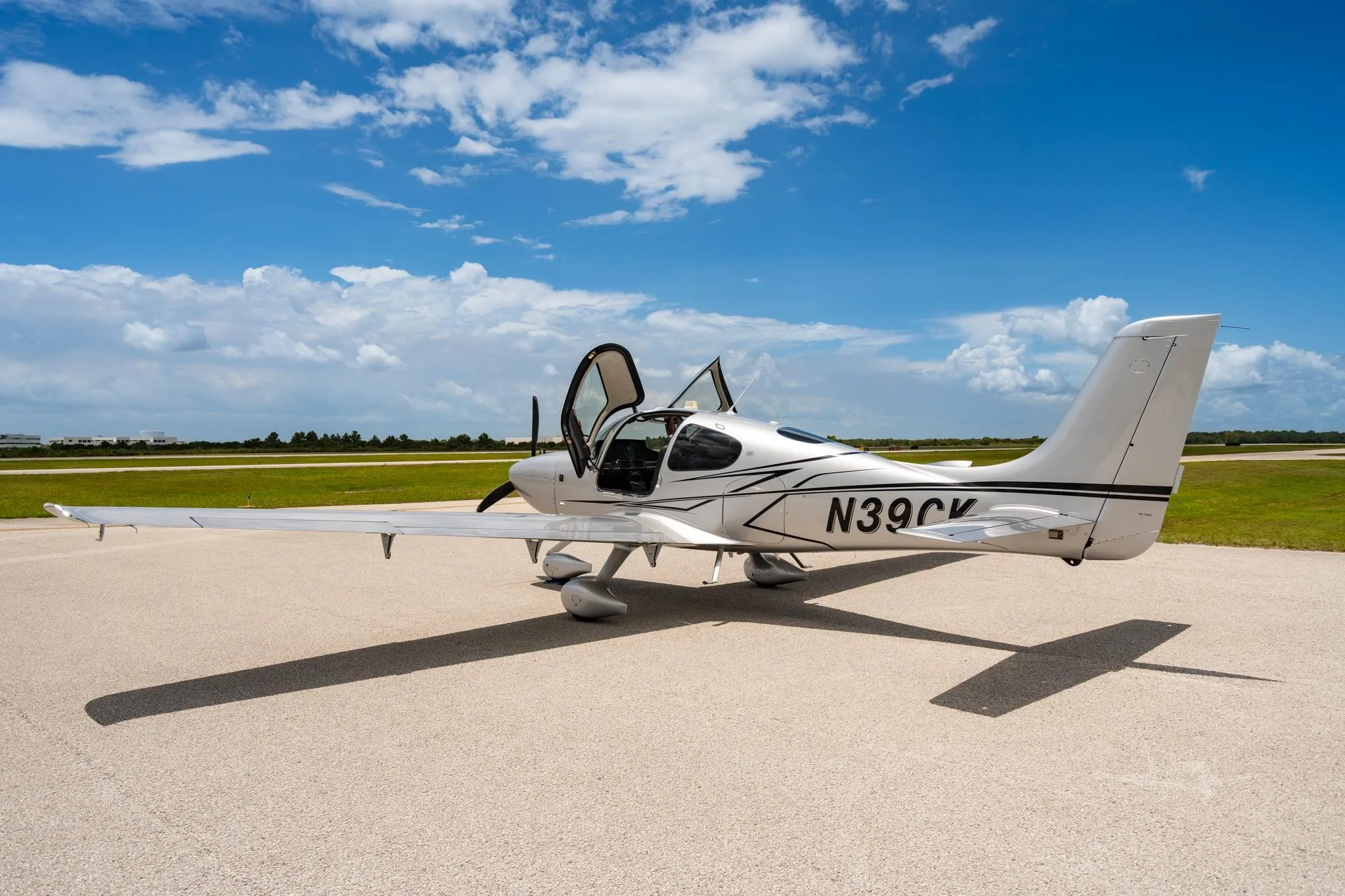 Exterior view of a 2024 CIRRUS SR20-G7, N39CK.