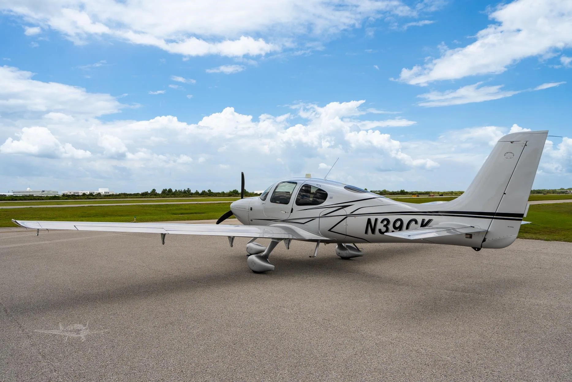 Exterior view of a 2024 CIRRUS SR20-G7, N39CK.