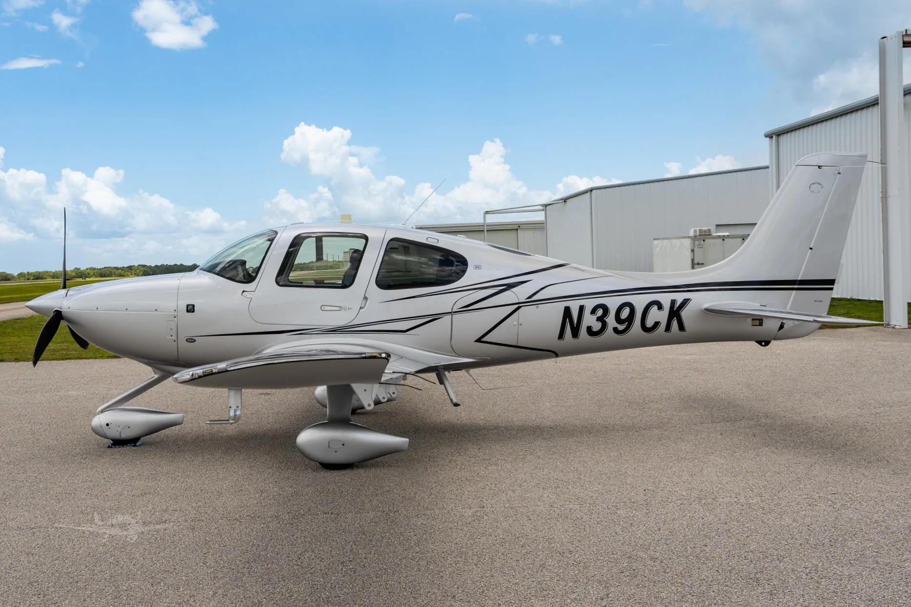 Exterior view of a 2024 CIRRUS SR20-G7, N39CK.