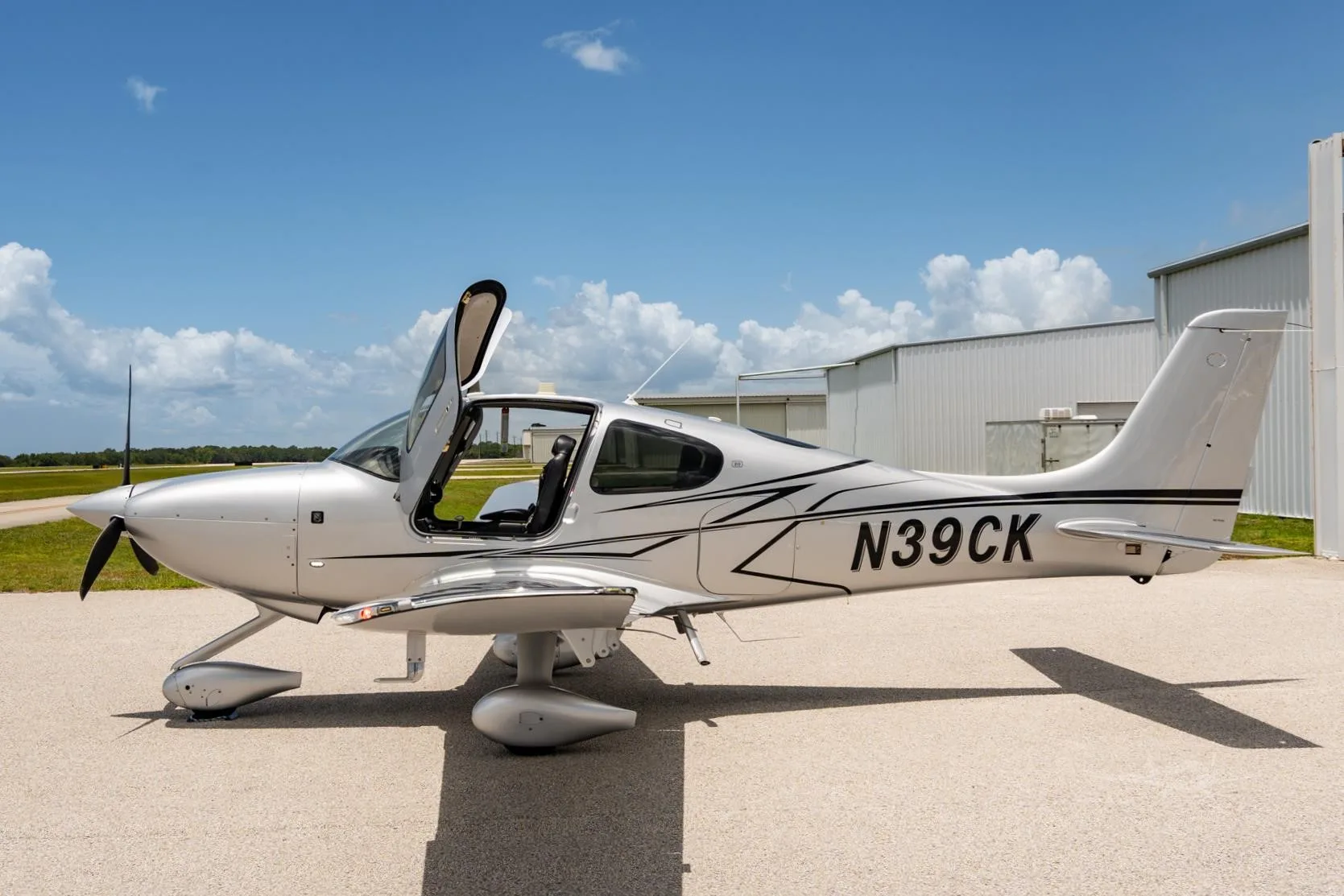 Exterior view of a 2024 CIRRUS SR20-G7, N39CK.
