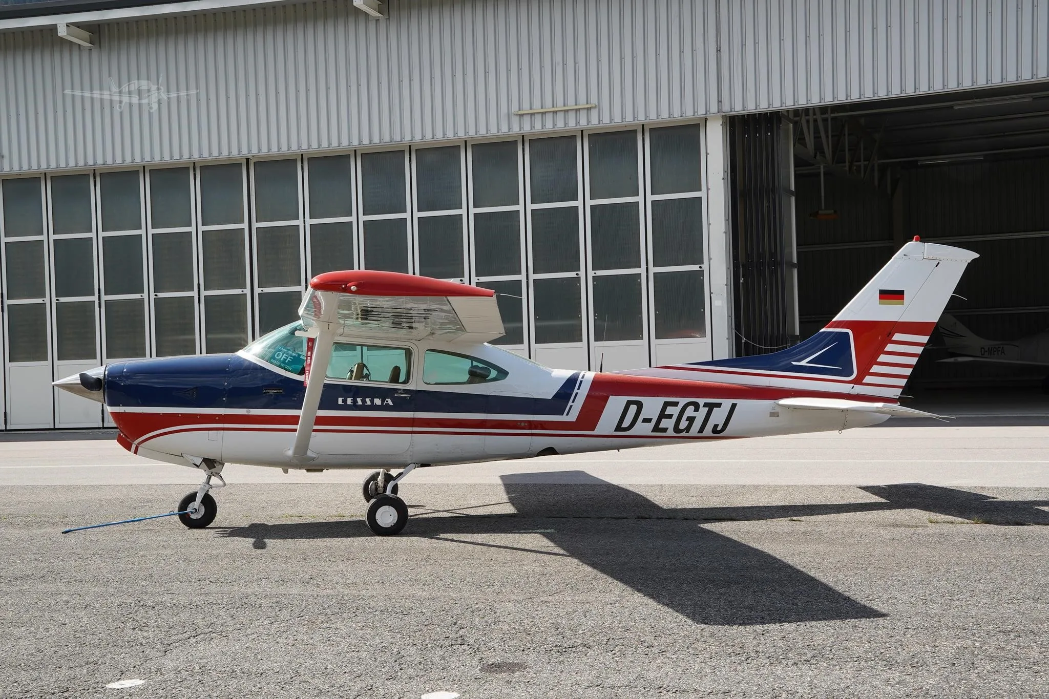Exterior view of a 1980 CESSNA R182RG SKYLANE, D-EGTJ.