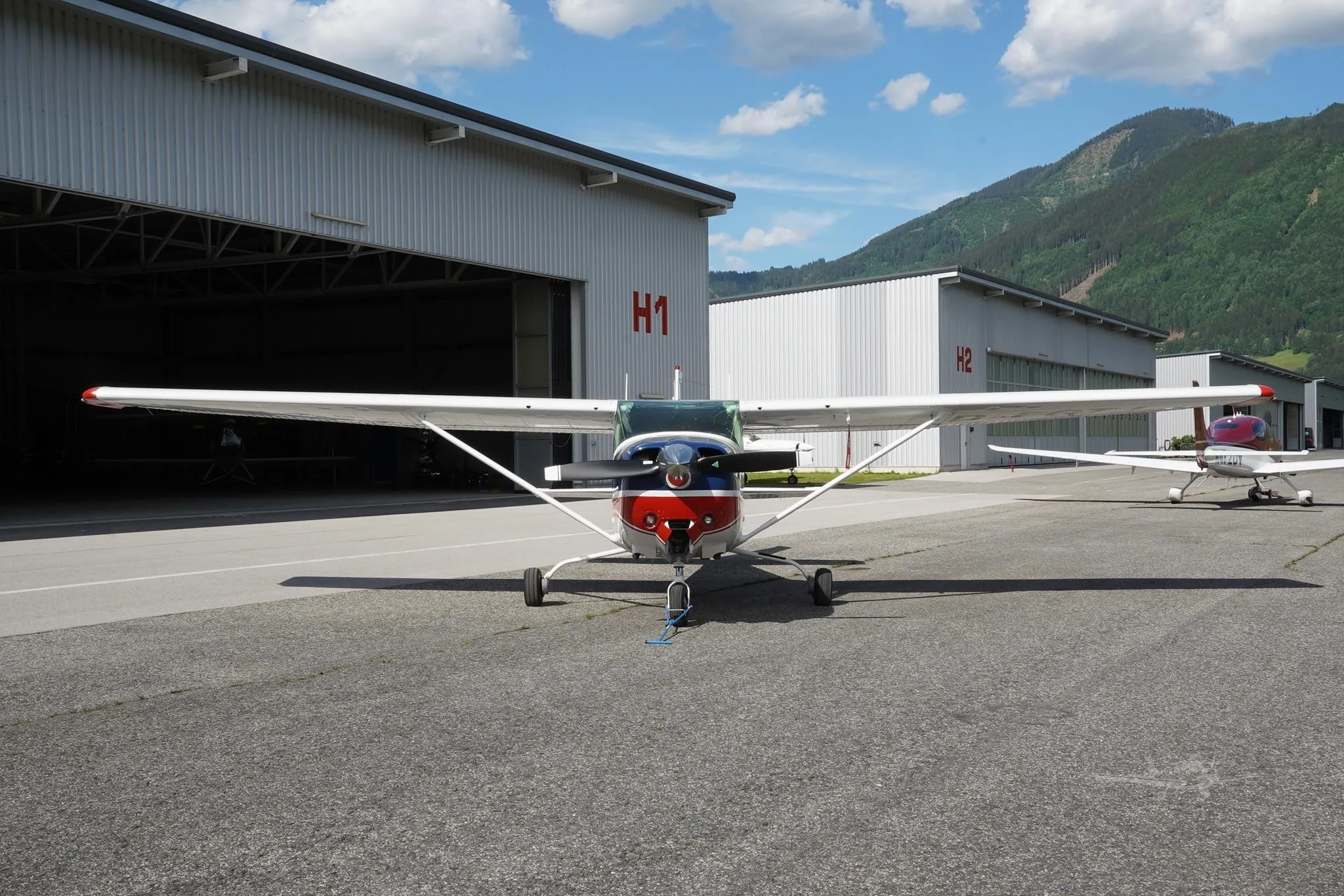 Exterior view of a 1980 CESSNA R182RG SKYLANE, D-EGTJ.