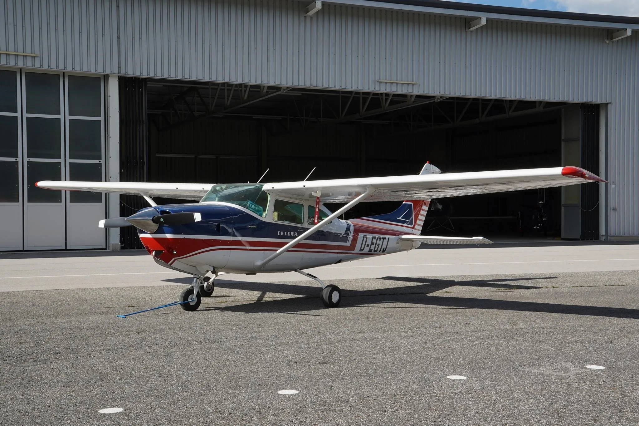 Exterior view of a 1980 CESSNA R182RG SKYLANE, D-EGTJ.