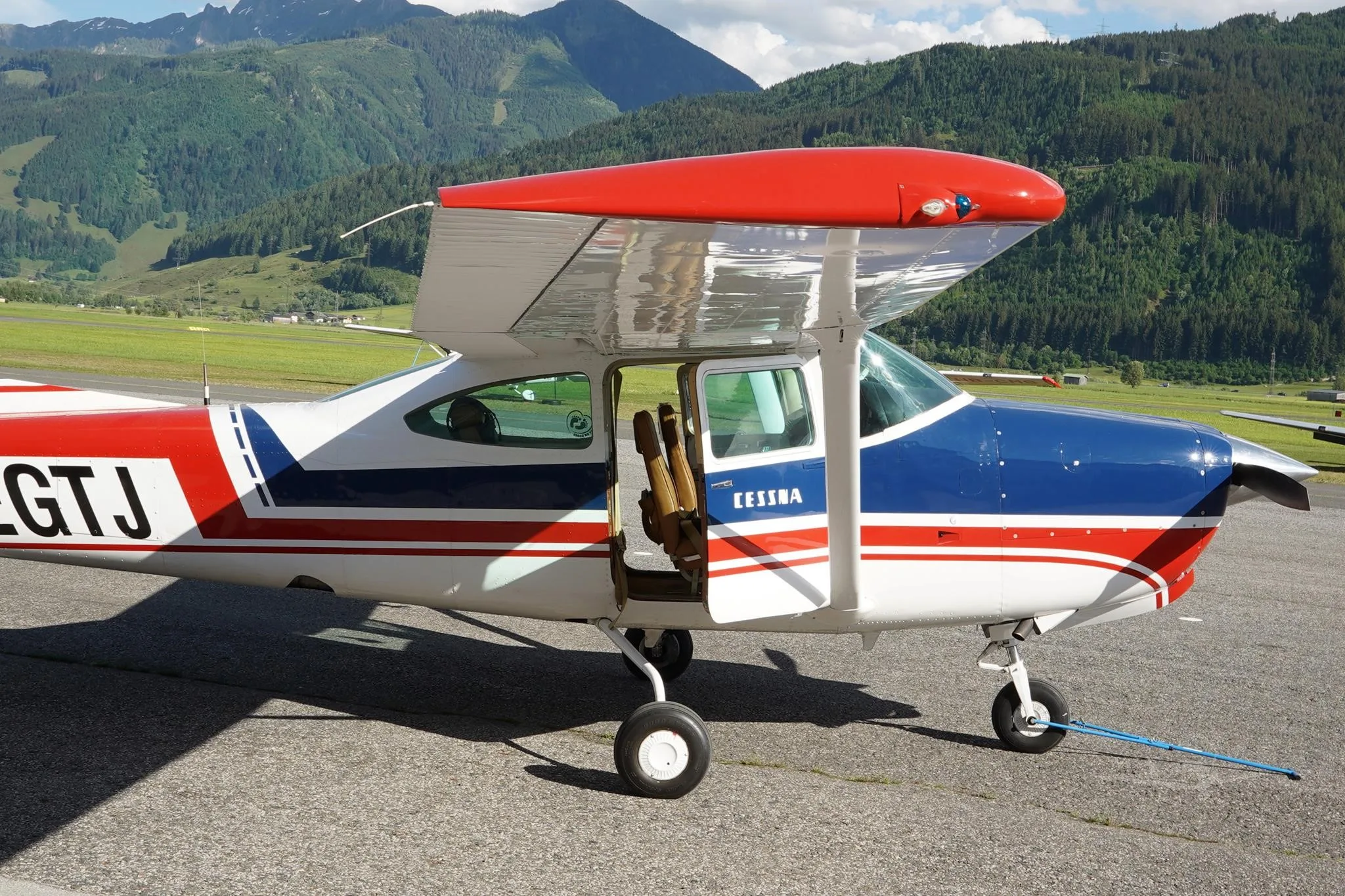 Exterior view of a 1980 CESSNA R182RG SKYLANE, D-EGTJ.