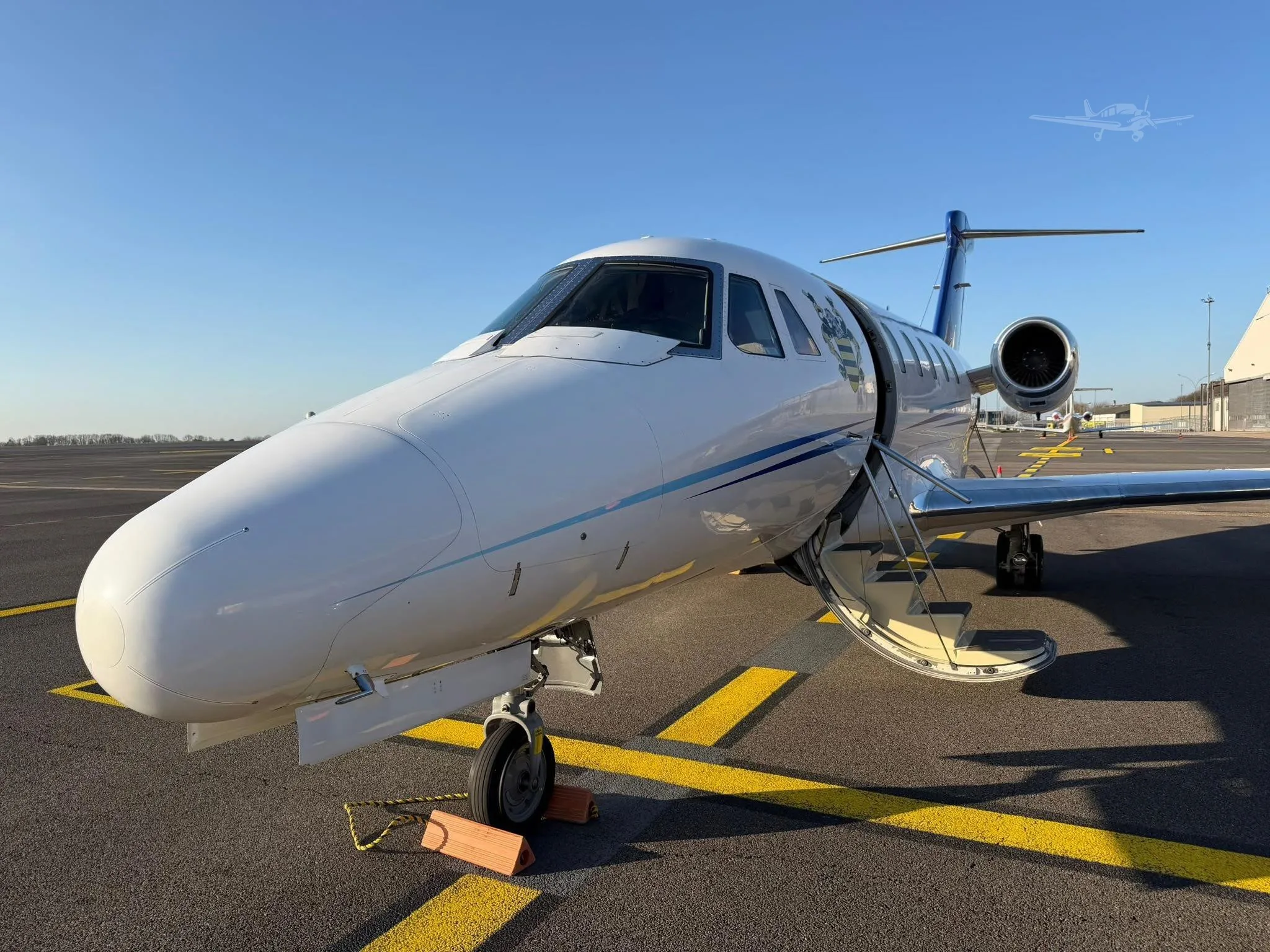 Exterior view of a 1999 CESSNA CITATION VII, 9H-GMG.