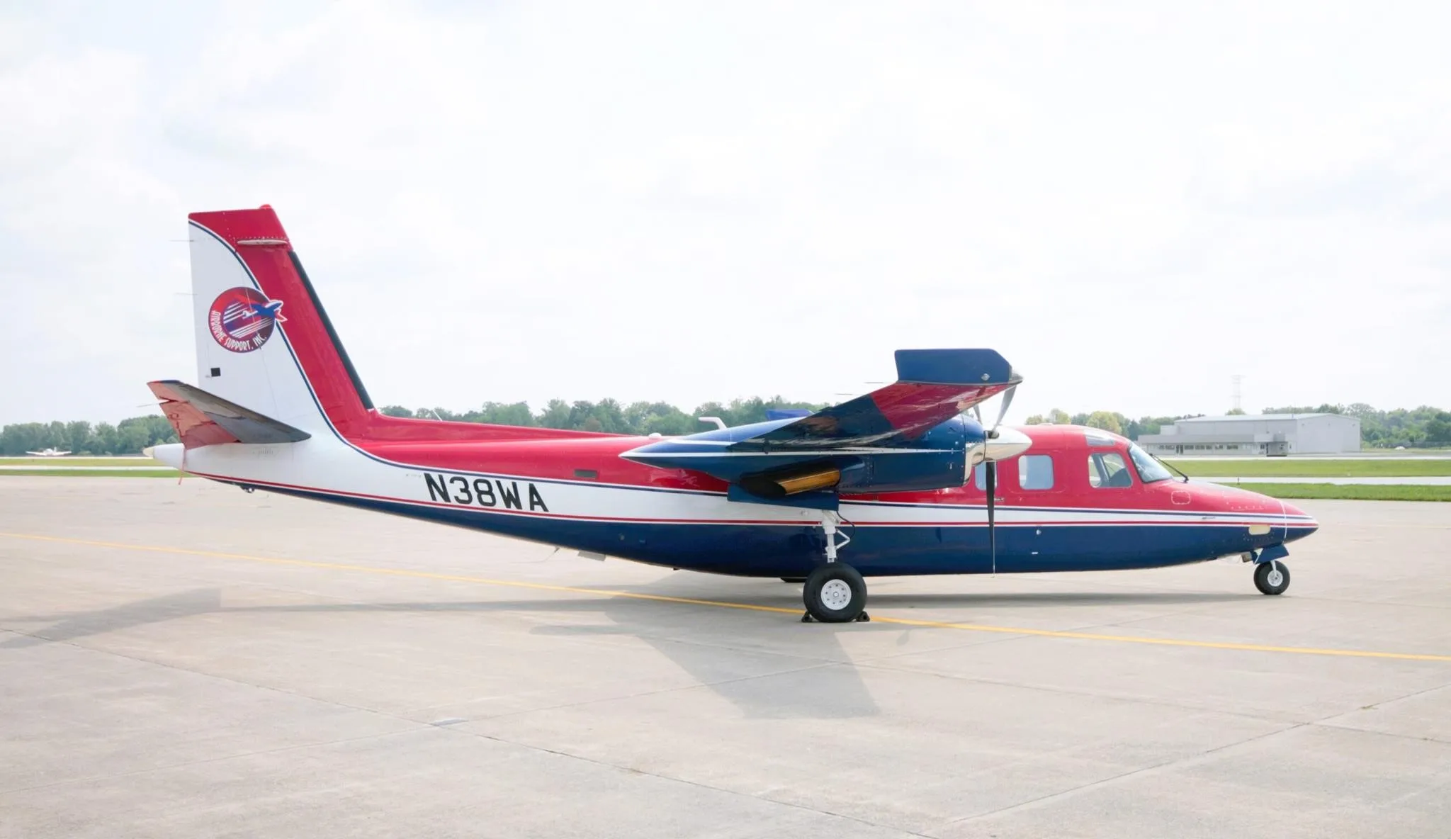 Exterior view of a 1974 COMMANDER 690A, N38WA.