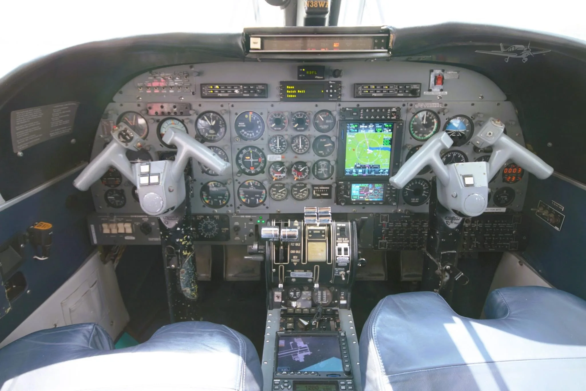 Cockpit and instrument panel of a 1974 COMMANDER 690A.