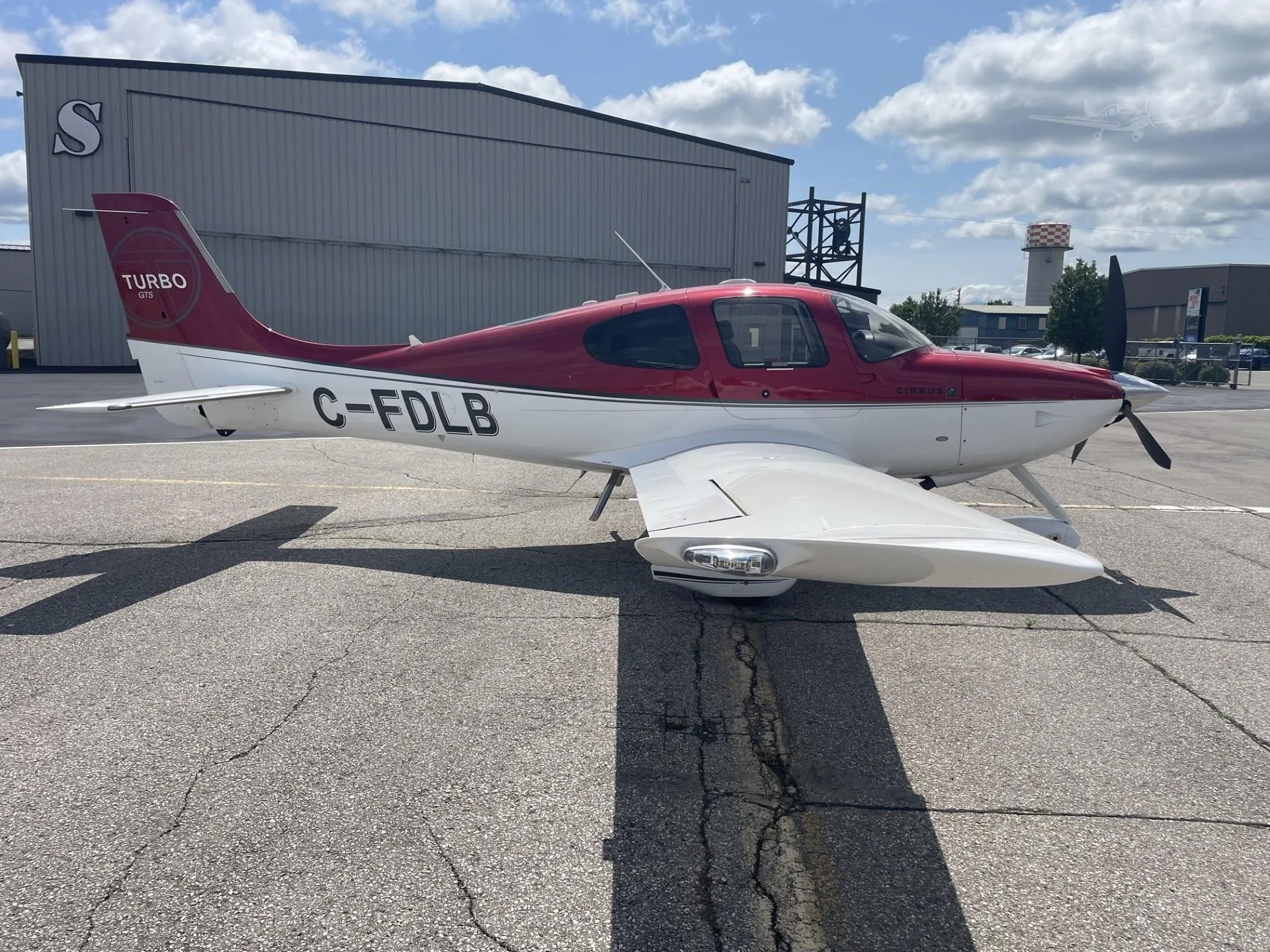 Exterior view of a 2009 CIRRUS SR22-G3 TURBO, C-FDLB.