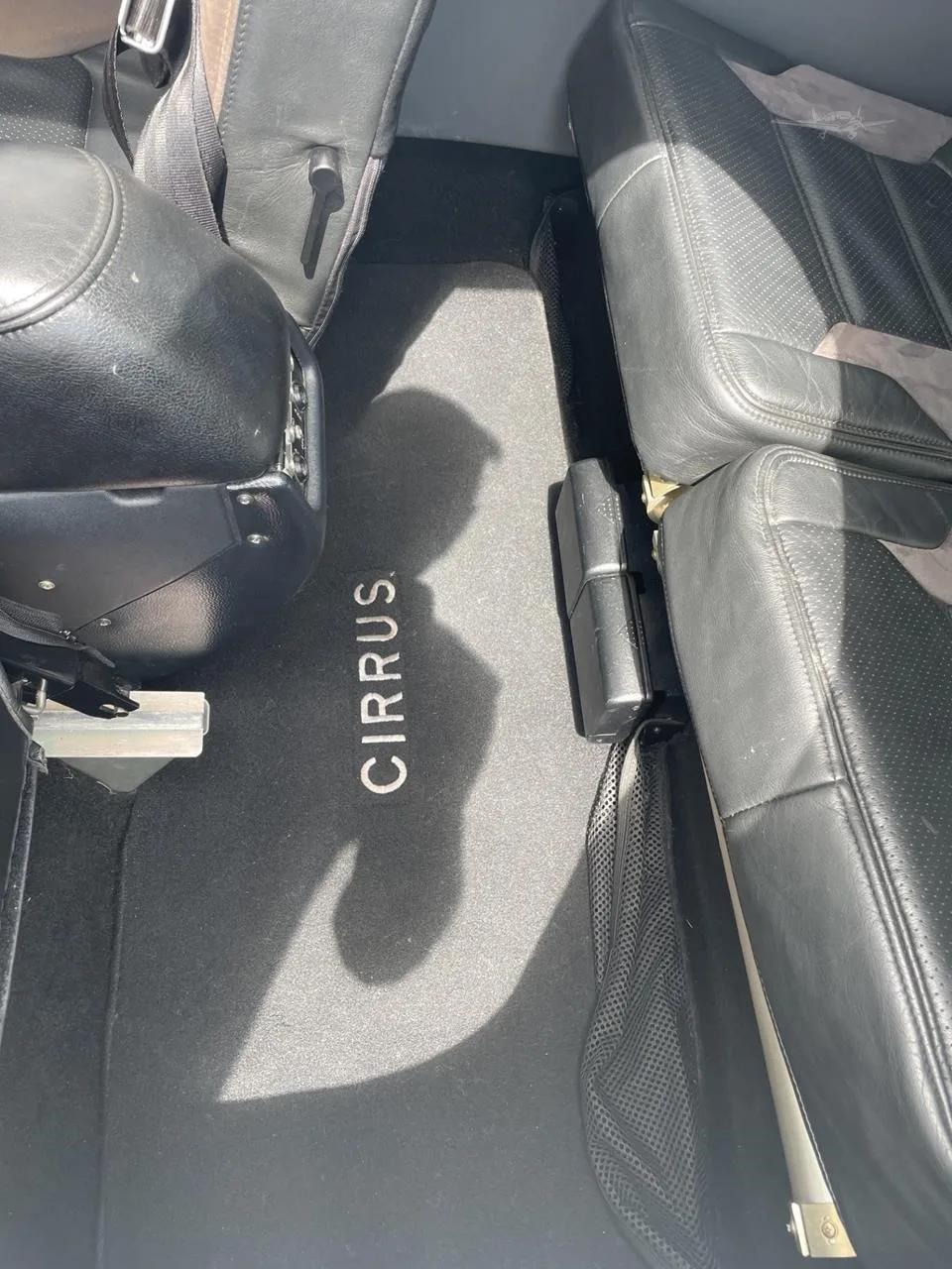 Exterior view of a 2009 CIRRUS SR22-G3 TURBO, C-FDLB.