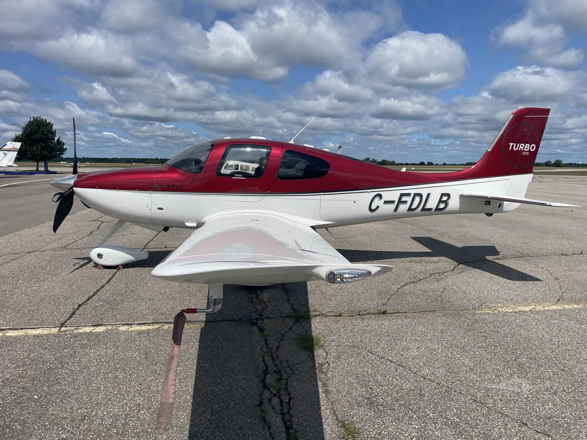 Exterior view of a 2009 CIRRUS SR22-G3 TURBO, C-FDLB.