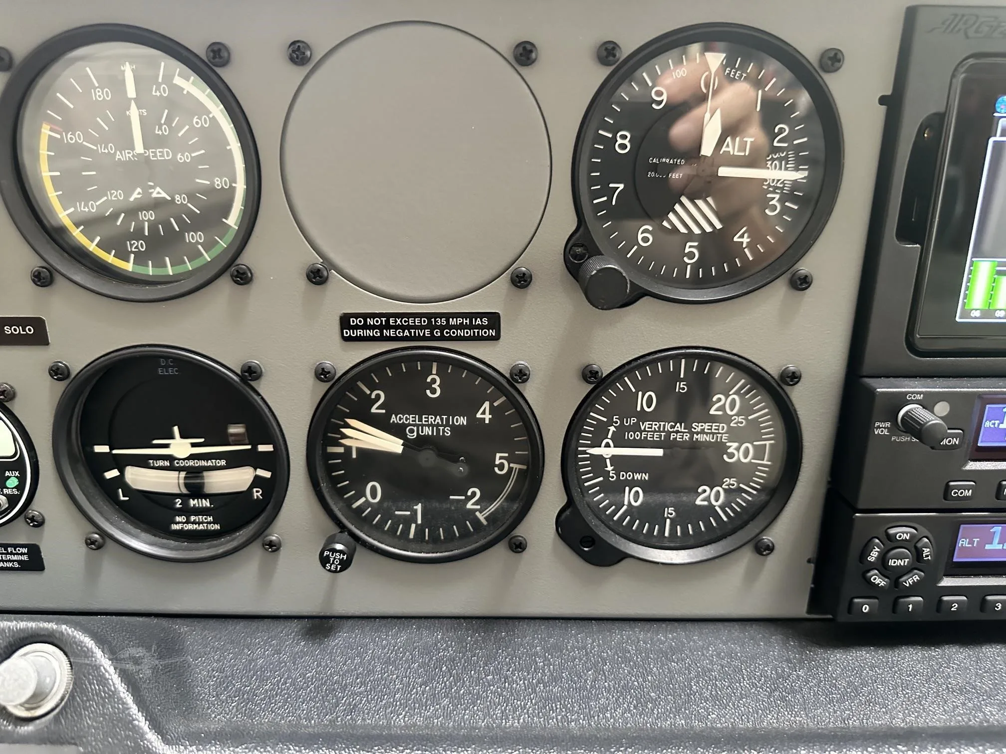 Avionics suite of a 2004 AMERICAN CHAMPION 7-GCBC.