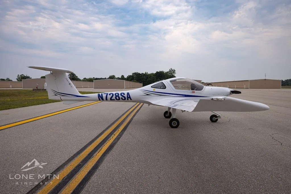 Exterior view of a 2025 DIAMOND DA20-C1, N728SA.
