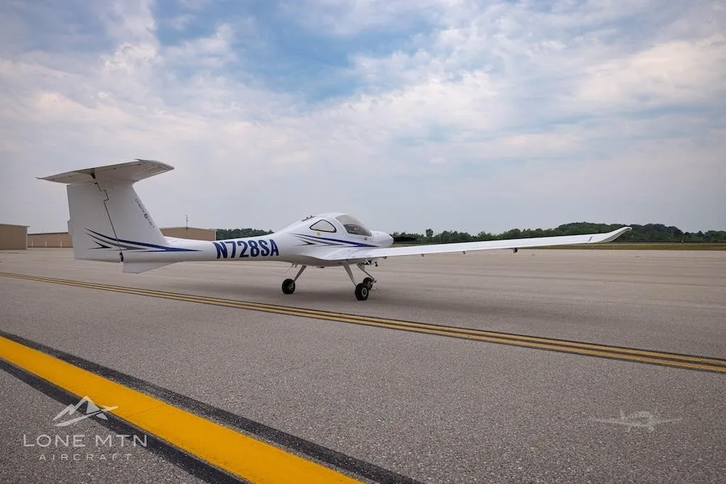 Exterior view of a 2025 DIAMOND DA20-C1, N728SA.