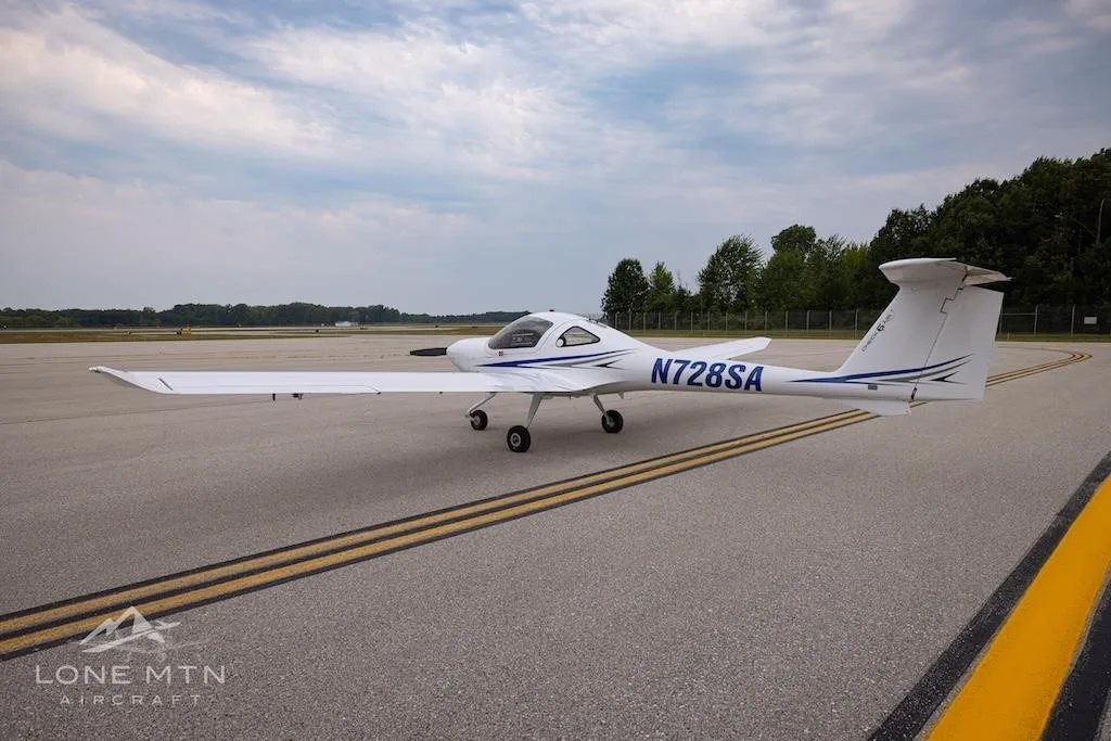 Exterior view of a 2025 DIAMOND DA20-C1, N728SA.