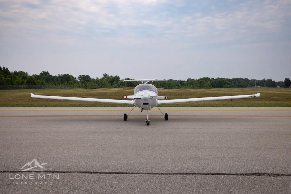 Exterior view of a 2025 DIAMOND DA20-C1, N728SA.