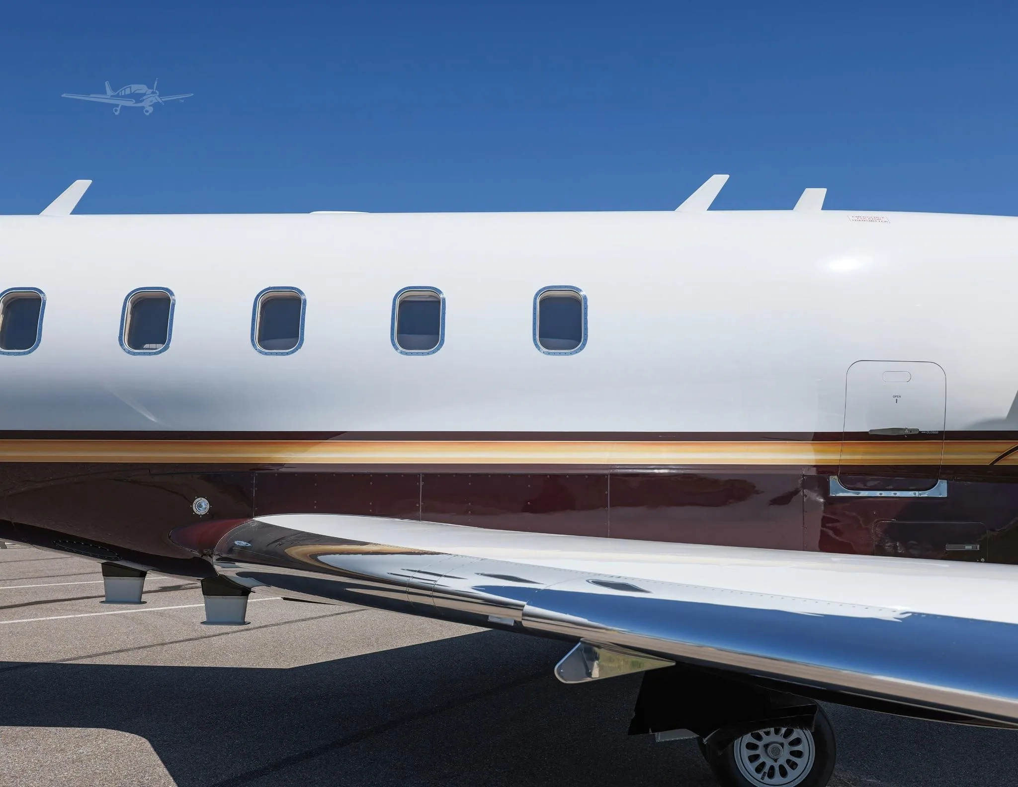 Exterior view of a 2011 BOMBARDIER CHALLENGER 300.