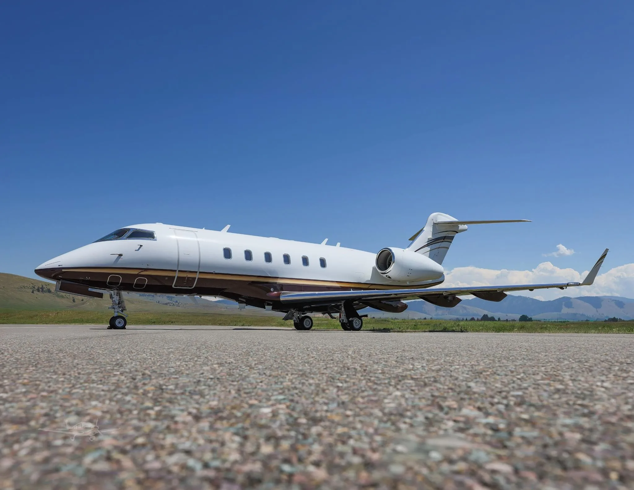 Exterior view of a 2011 BOMBARDIER CHALLENGER 300.