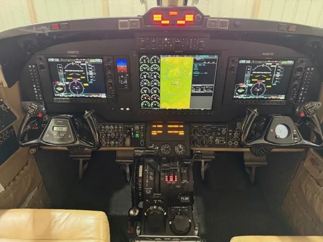 Cockpit and instrument panel of a 2007 BEECHCRAFT KING AIR 350.