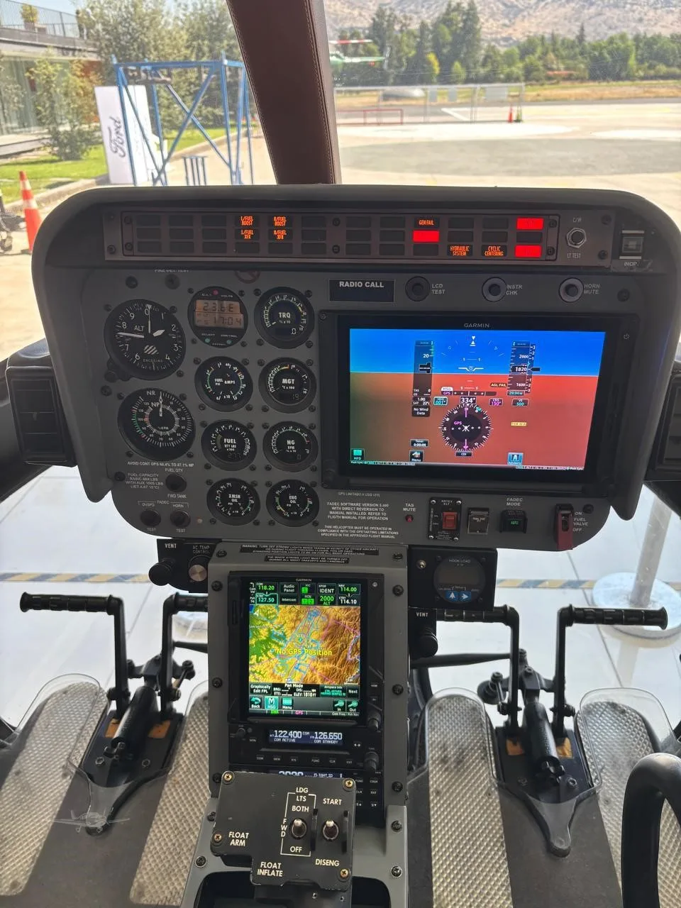 Cockpit and instrument panel of a 1997 BELL 407.