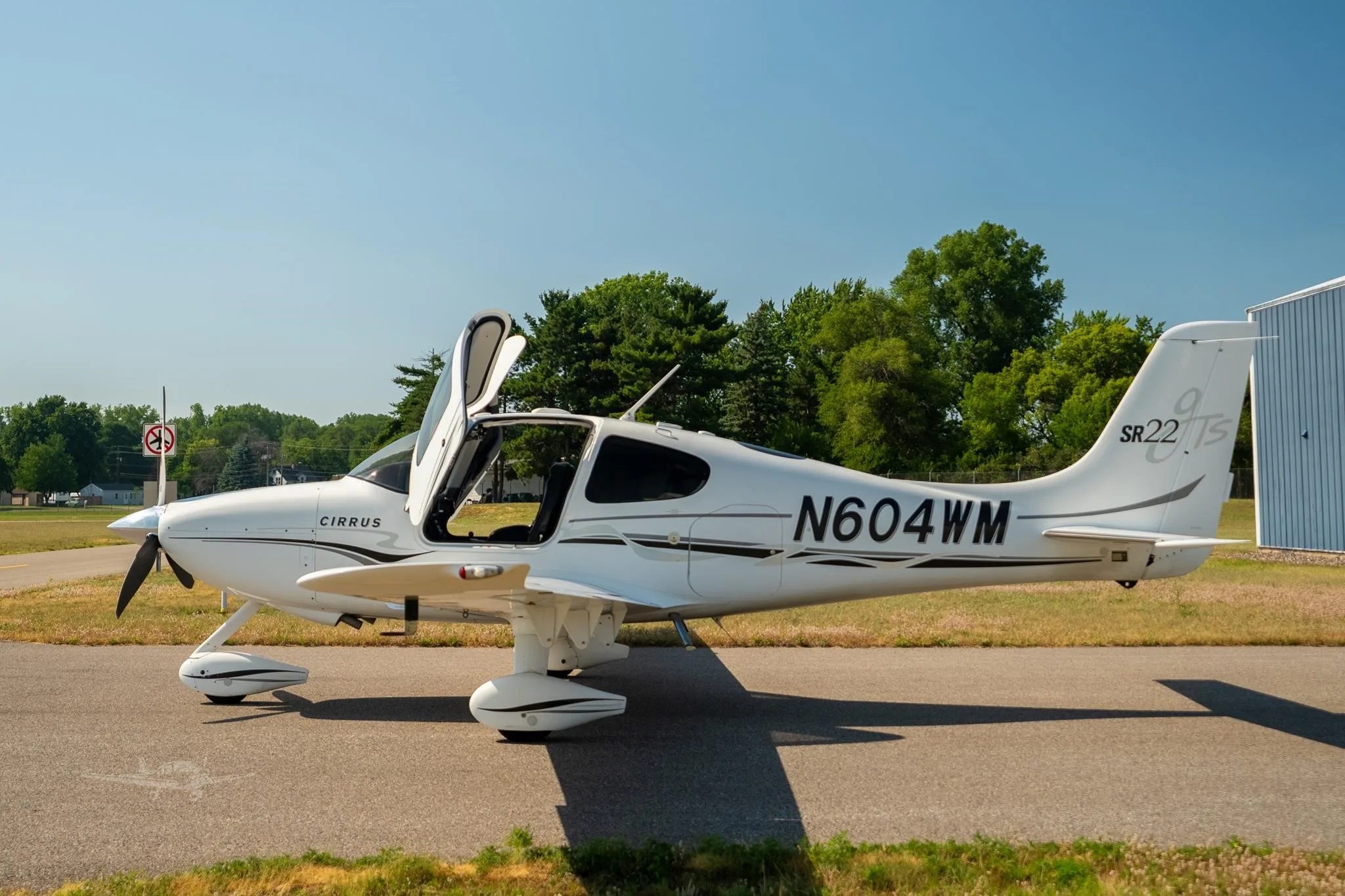 Exterior view of a 2005 CIRRUS SR22-G2, N604WM.