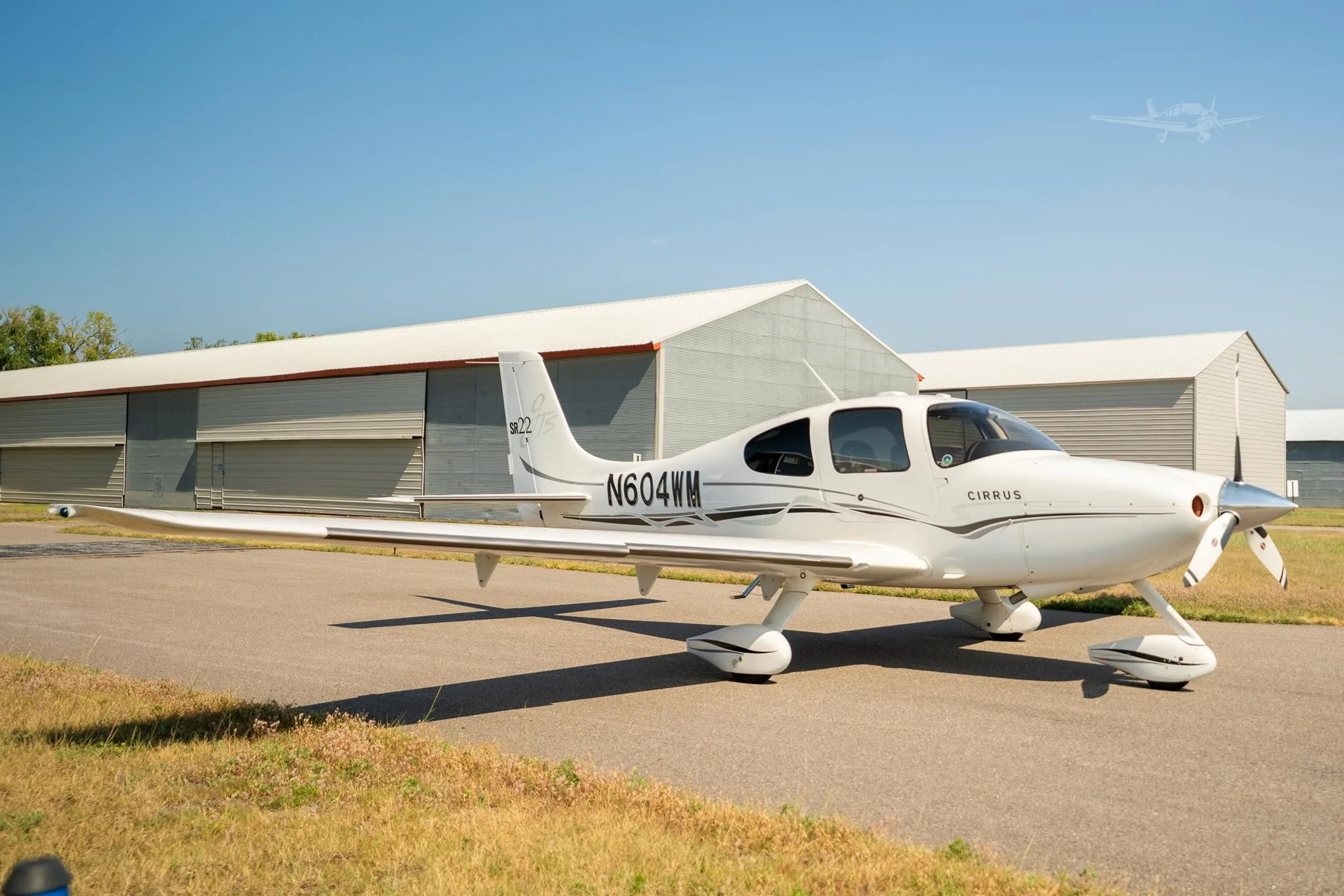 Exterior view of a 2005 CIRRUS SR22-G2, N604WM.