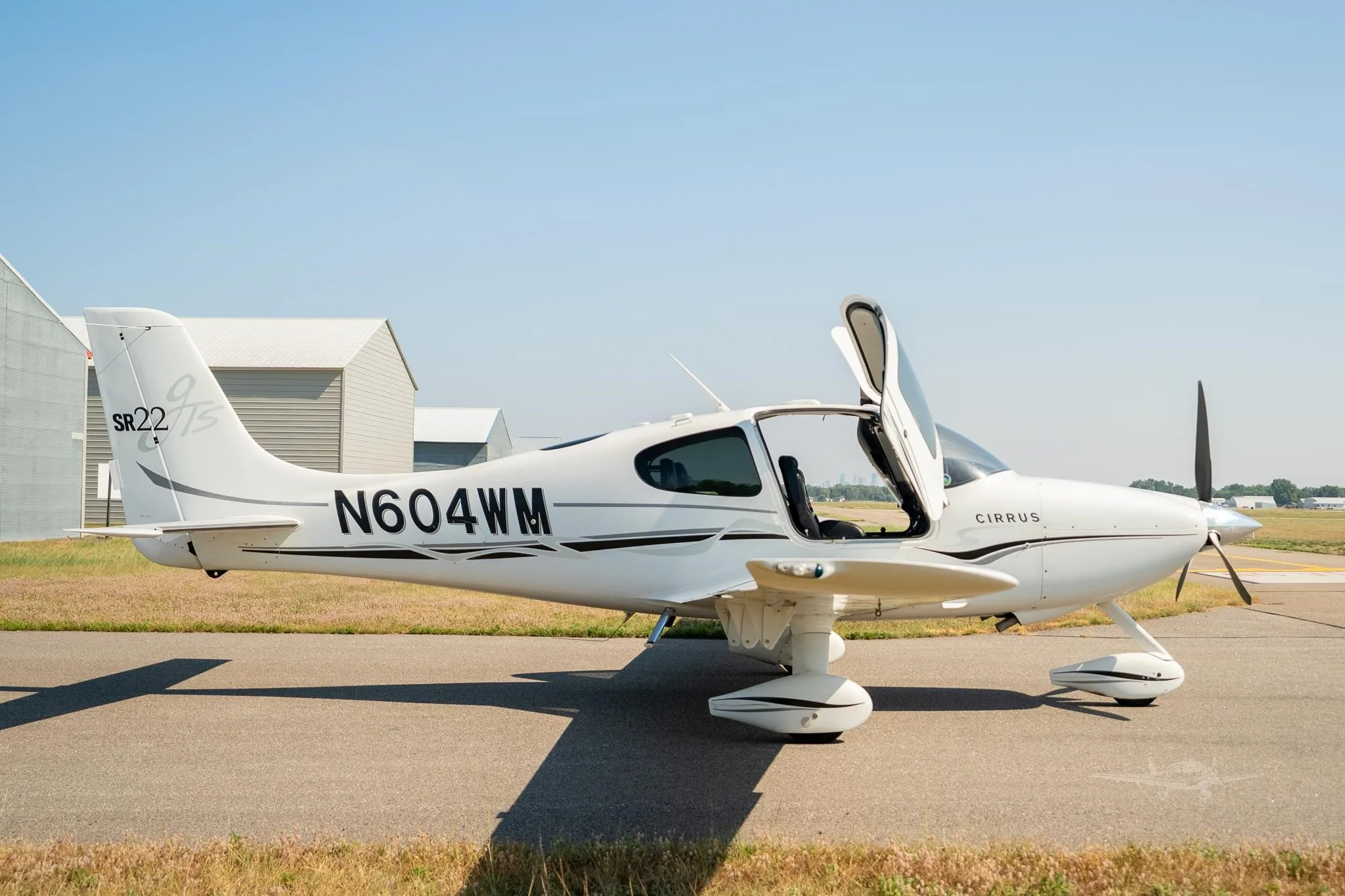 Exterior view of a 2005 CIRRUS SR22-G2, N604WM.