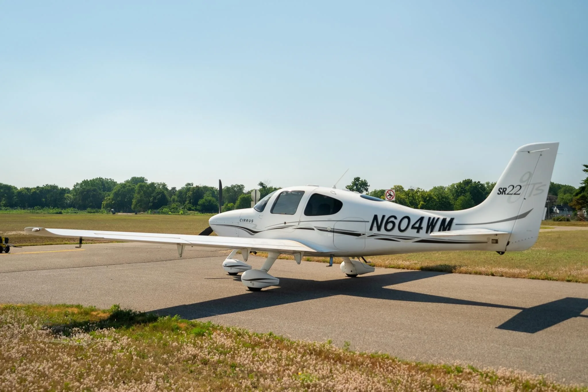 Exterior view of a 2005 CIRRUS SR22-G2, N604WM.