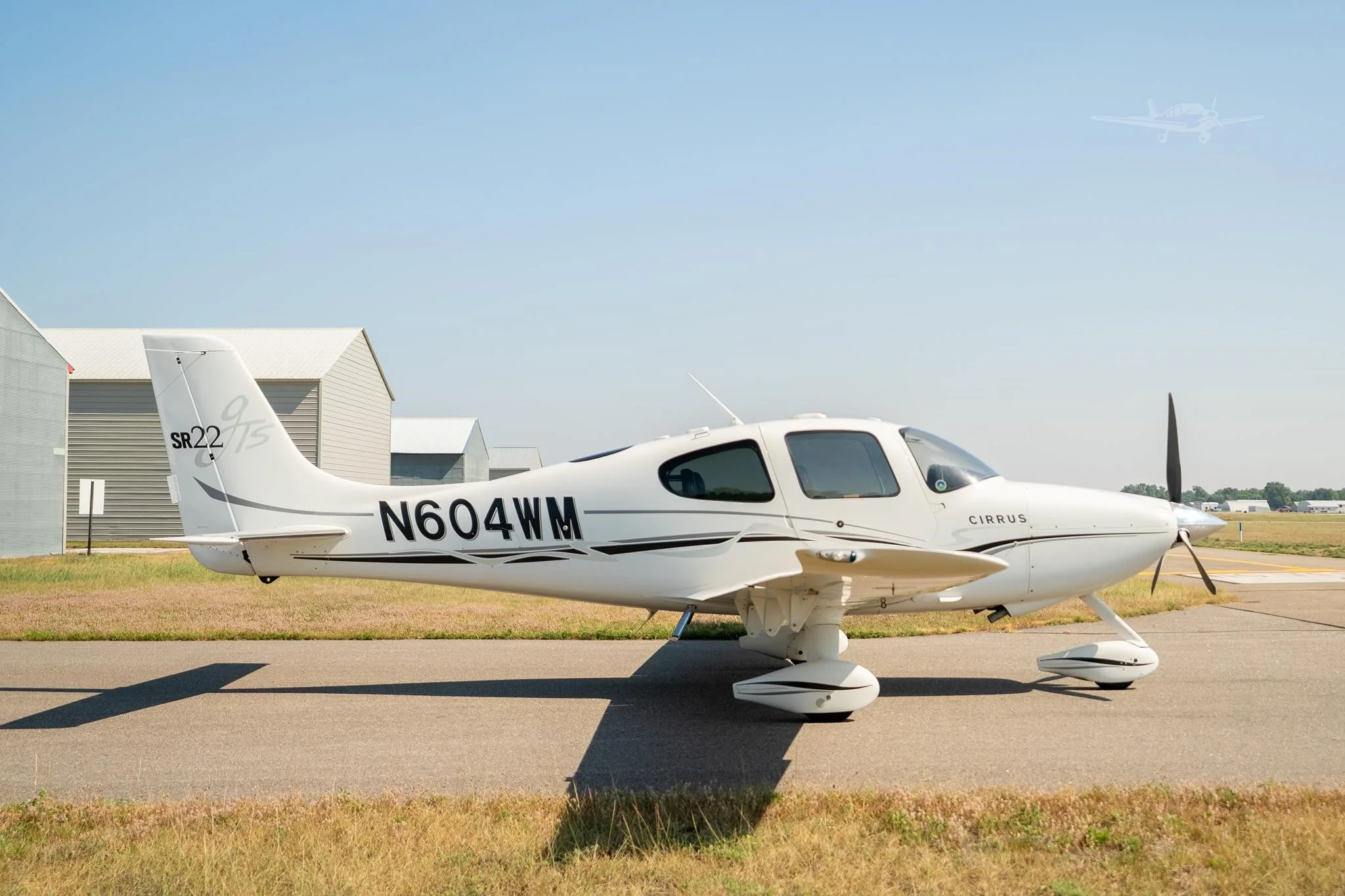 Exterior view of a 2005 CIRRUS SR22-G2, N604WM.
