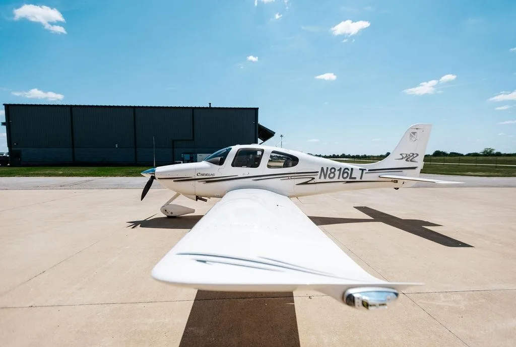 Exterior view of a 2003 CIRRUS SR22, N816LT.