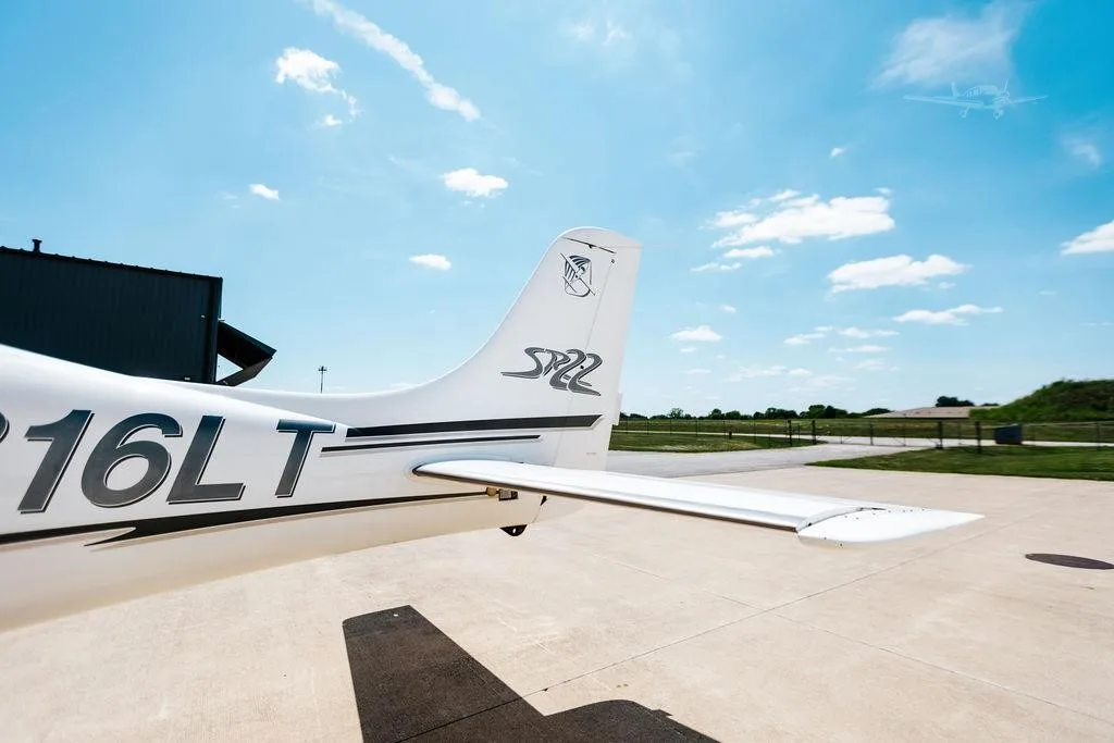 Exterior view of a 2003 CIRRUS SR22, N816LT.