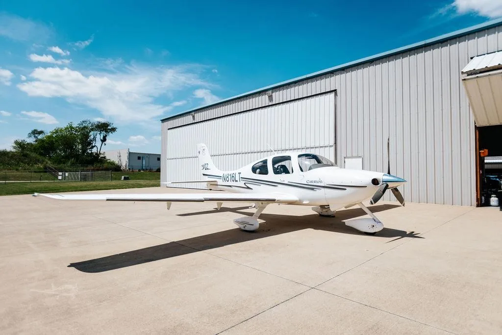 Exterior view of a 2003 CIRRUS SR22, N816LT.