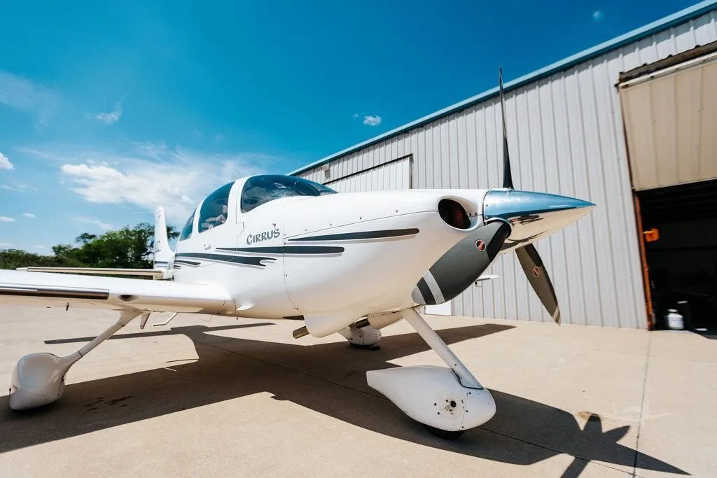 Exterior view of a 2003 CIRRUS SR22, N816LT.