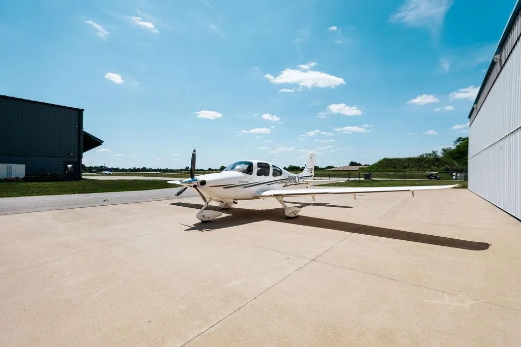 Exterior view of a 2003 CIRRUS SR22, N816LT.