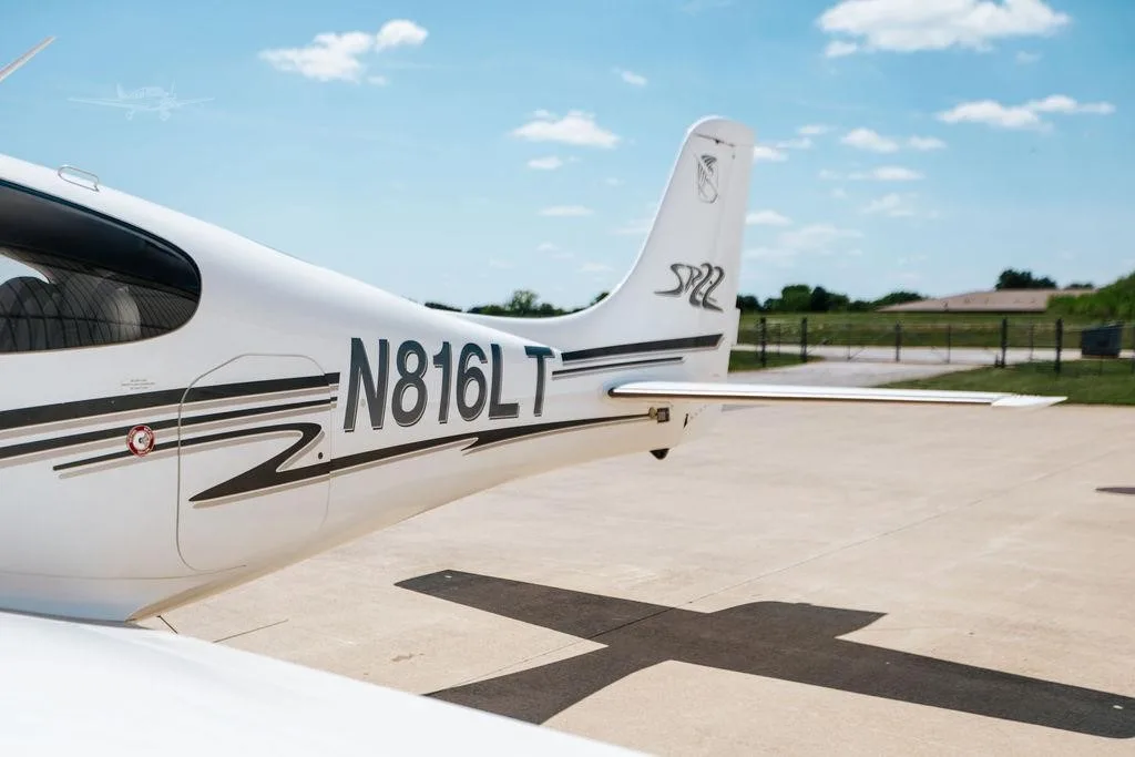 Exterior view of a 2003 CIRRUS SR22, N816LT.