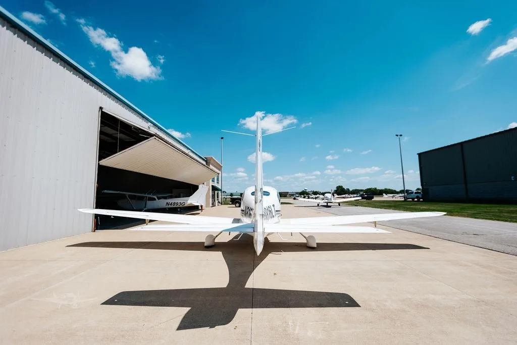 Exterior view of a 2003 CIRRUS SR22, N816LT.