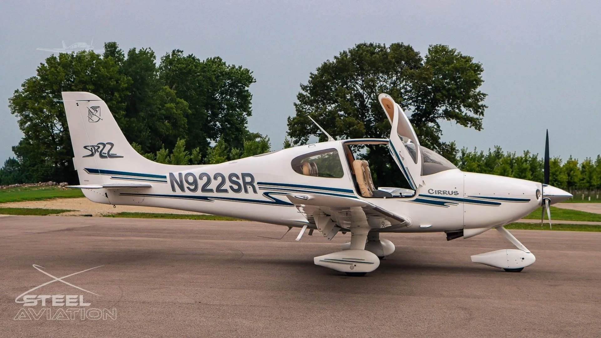 Exterior view of a 2003 CIRRUS SR22, N922SR.