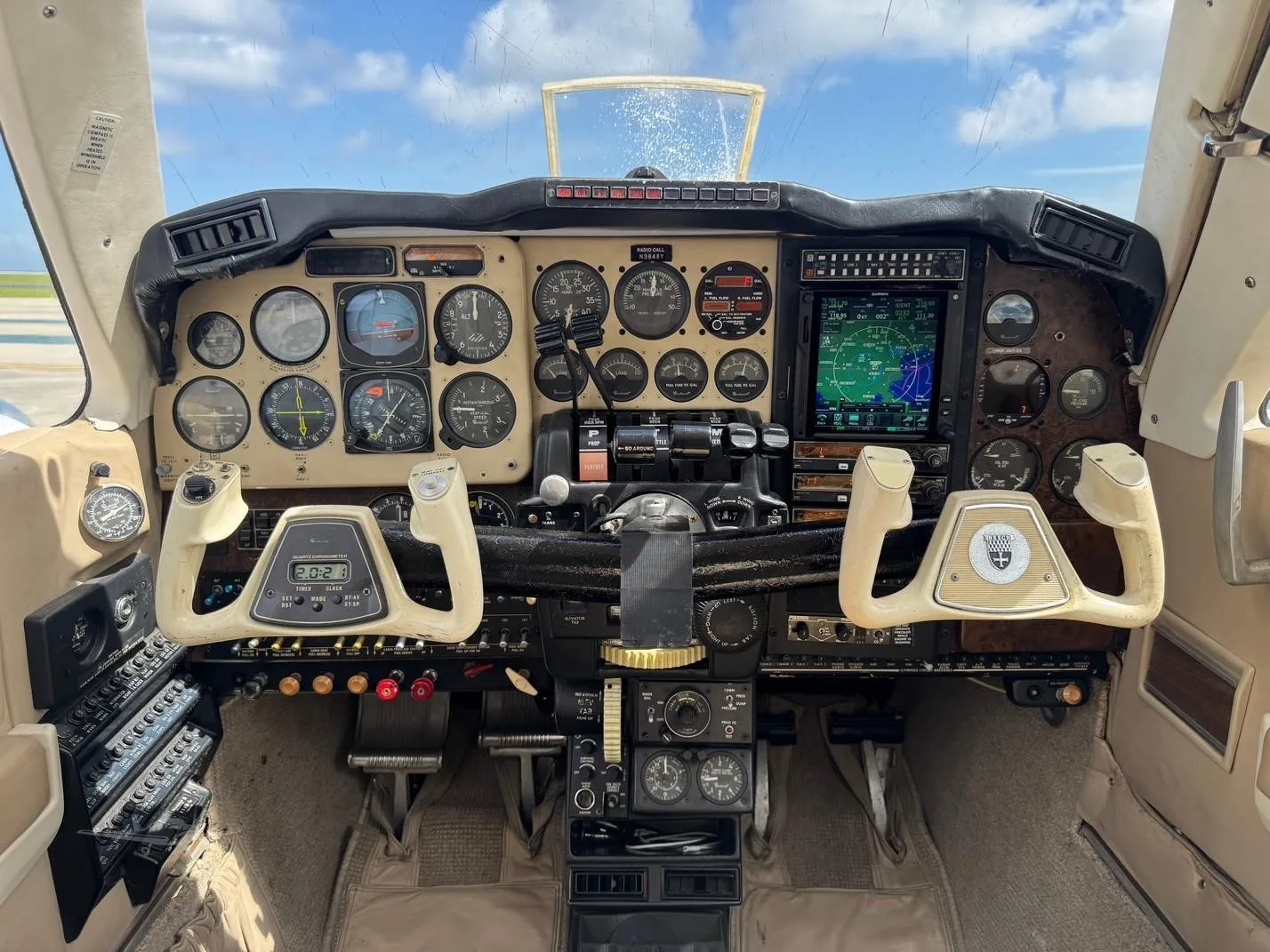 Cockpit and instrument panel of a 1981 BEECHCRAFT 58P BARON.