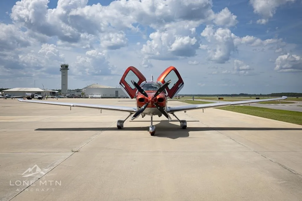 Exterior view of a 2017 CIRRUS SR22-G6 TURBO, N718SB.