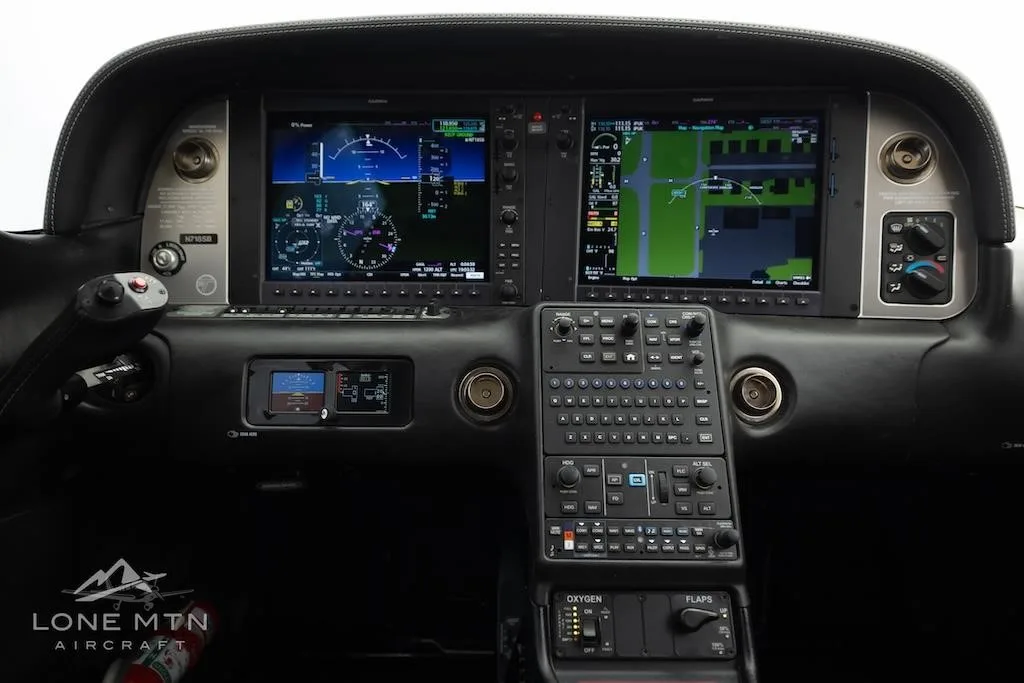 Cockpit and instrument panel of a 2017 CIRRUS SR22-G6 TURBO.