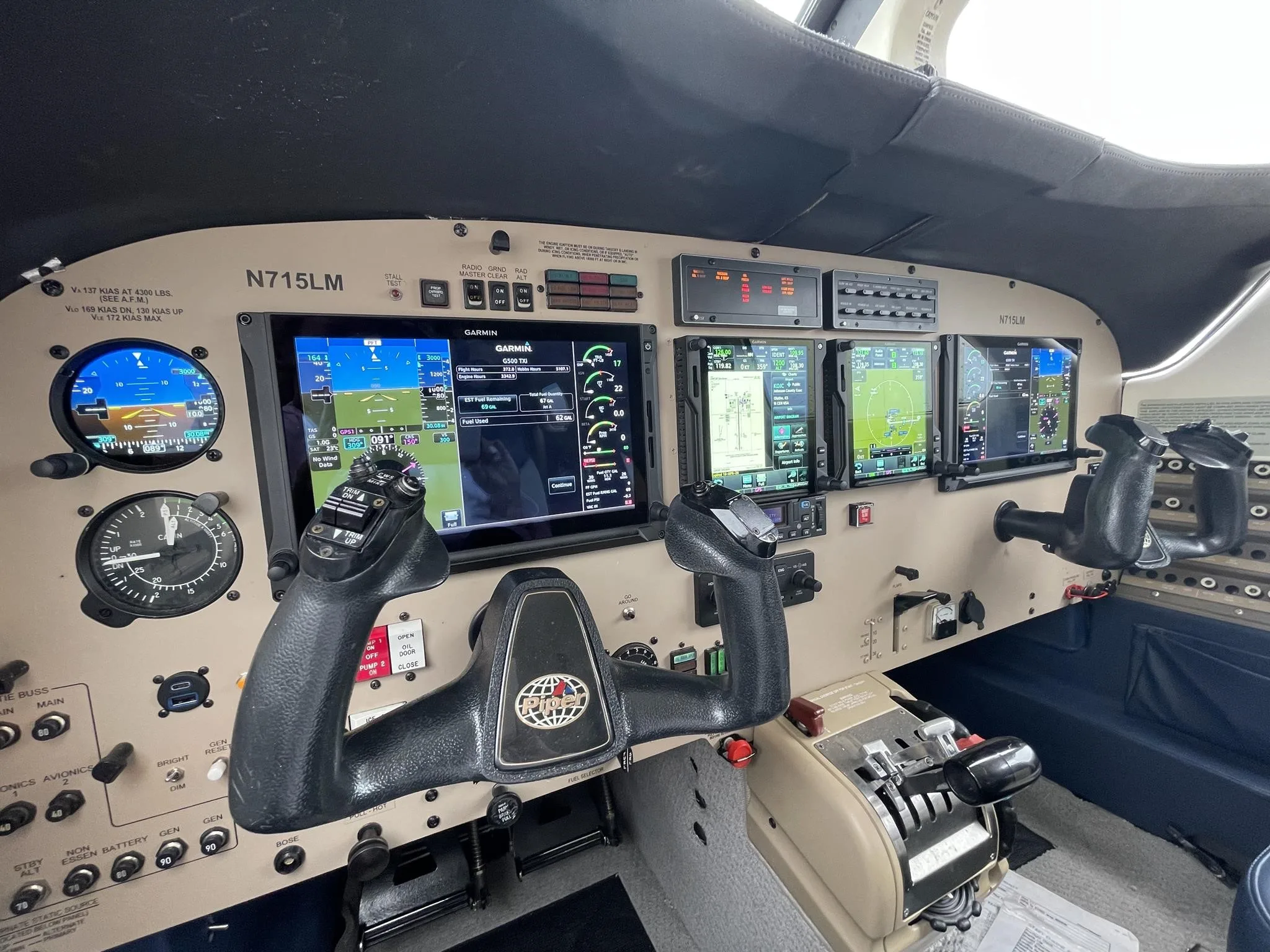 Cockpit and instrument panel of a 1998 PIPER JETPROP.
