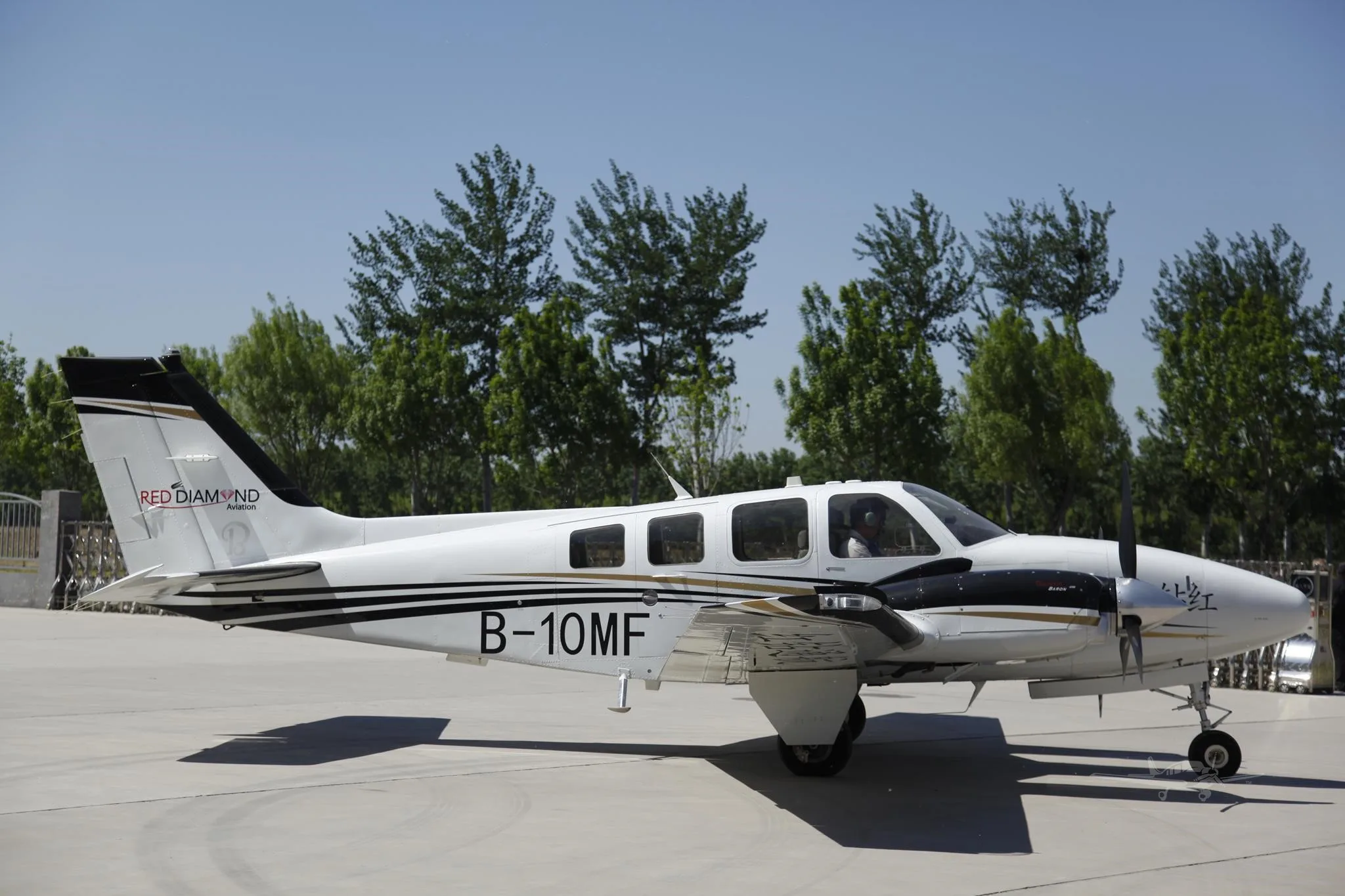 Exterior view of a 2012 BEECHCRAFT G58 BARON.