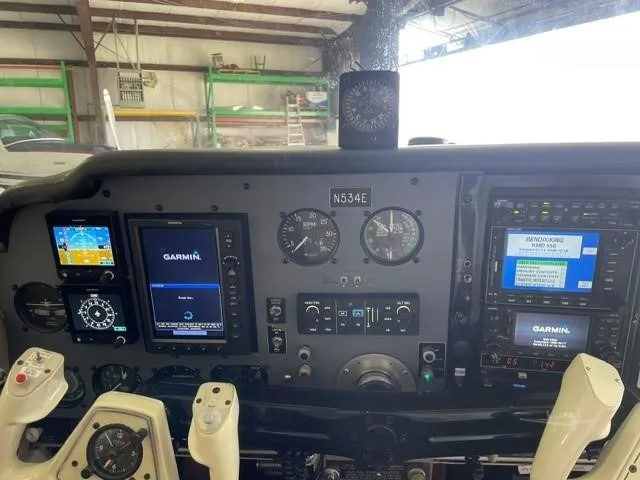 Avionics suite of a 1965 BEECHCRAFT S35 BONANZA.
