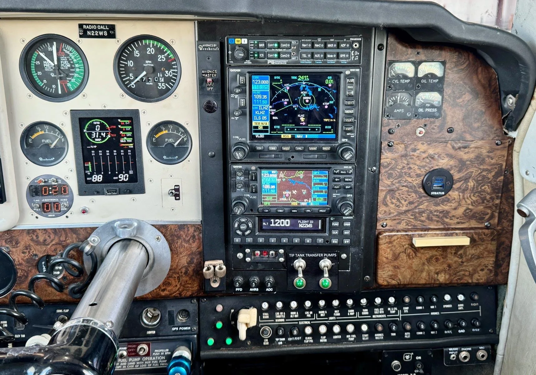Avionics suite of a 1979 BEECHCRAFT A36 BONANZA.